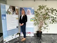 Judith Ohrtmann vor der Klimaschutzausstellung